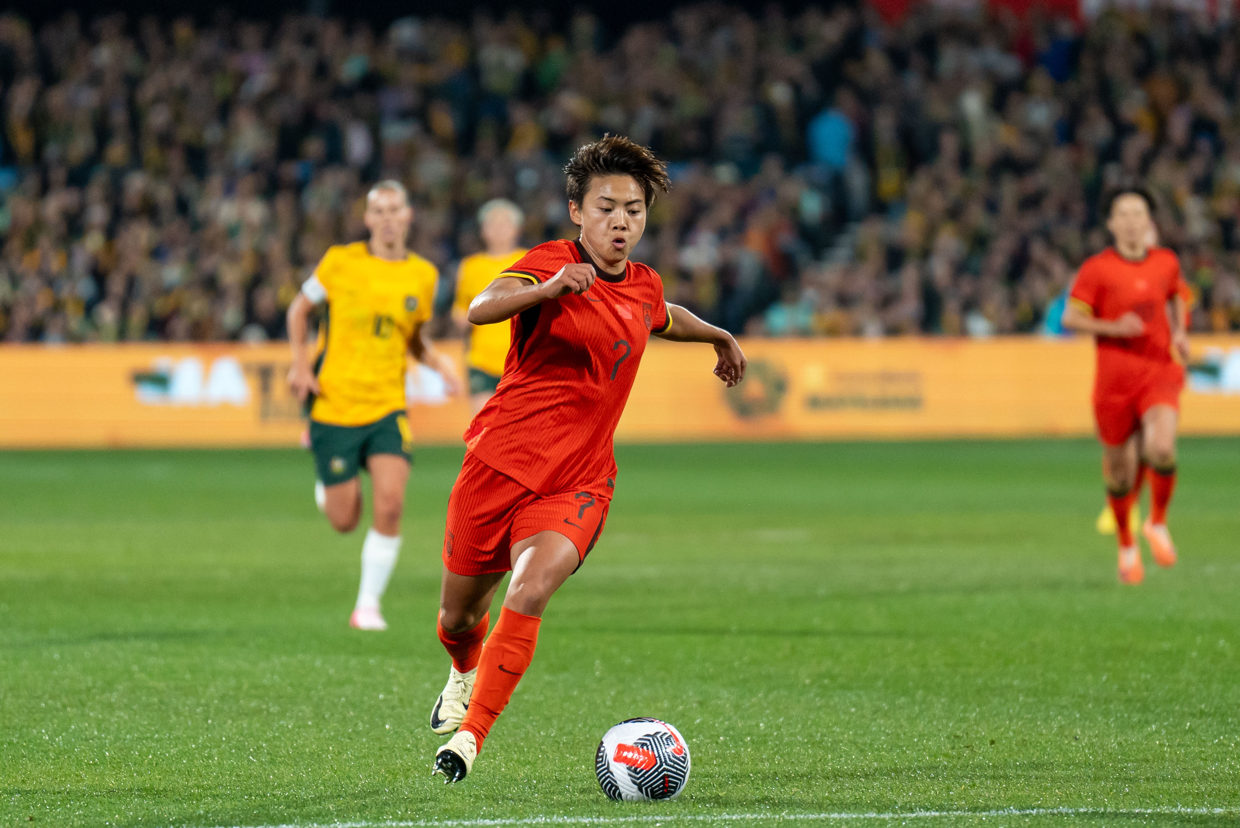 本土女足名将斩获赛季MVP,成为焦点人物 本土女足名将斩获赛季MVP,成为焦点人物