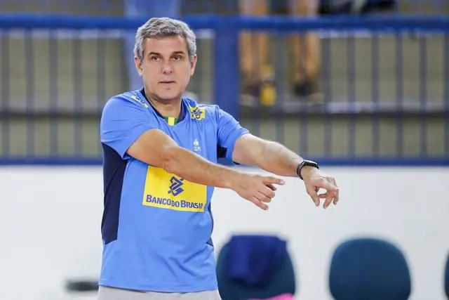 劲敌对抗：运动员誓将胜利握在手中