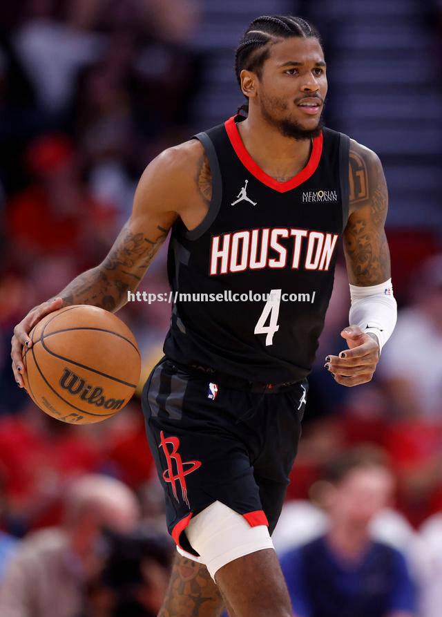 火箭队在对阵雷霆队的比赛中以微弱优势获胜