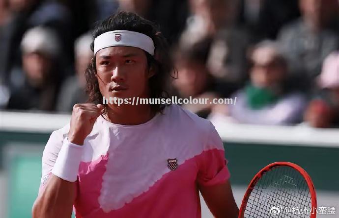 赛场紧张刺激,观众掌声不断 赛场紧张刺激,观众掌声不断