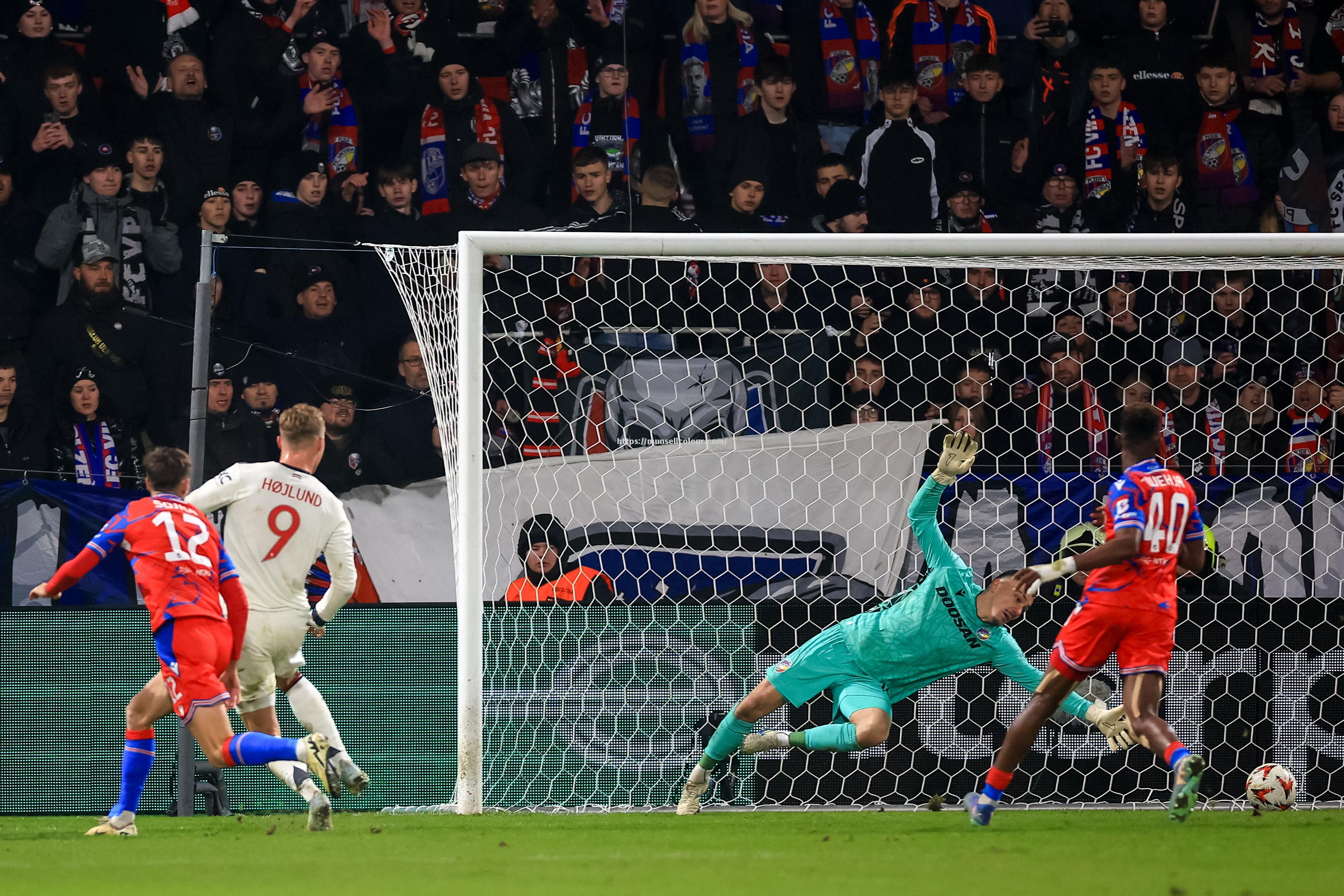 一场激烈对抗的足球比赛如何落幕？