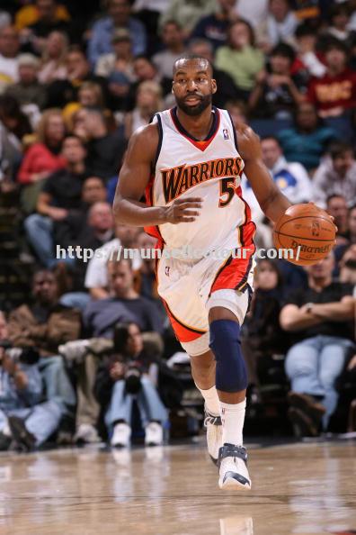 巴伦球队客场战胜对手，抢得三分欢欢喜喜