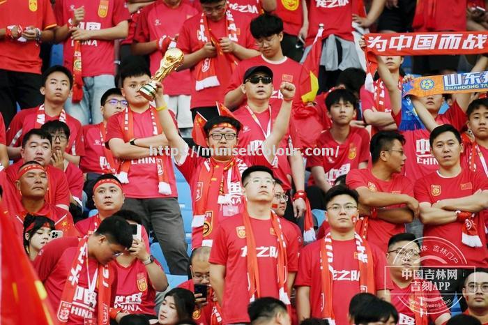 现场气氛热烈,球迷热情加油助威! 现场气氛热烈,球迷热情加油助威!