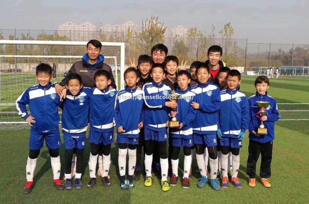 泰达主帅亨利现身青训基地观看青年队比赛